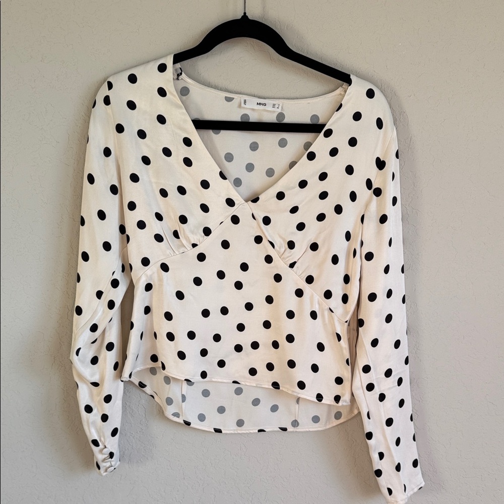 Chic Polka Dot Blouse in Black and White